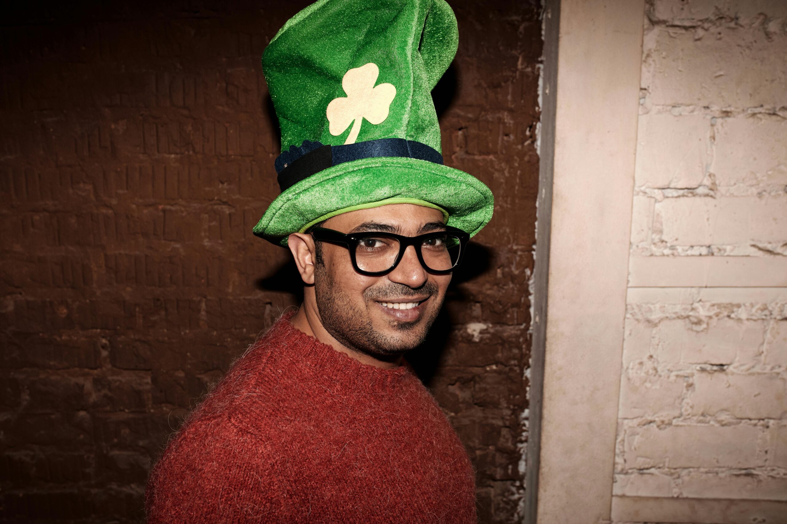 Jak dobrać akcesoria do męskich stylizacji – zegarki, paski, bransolety